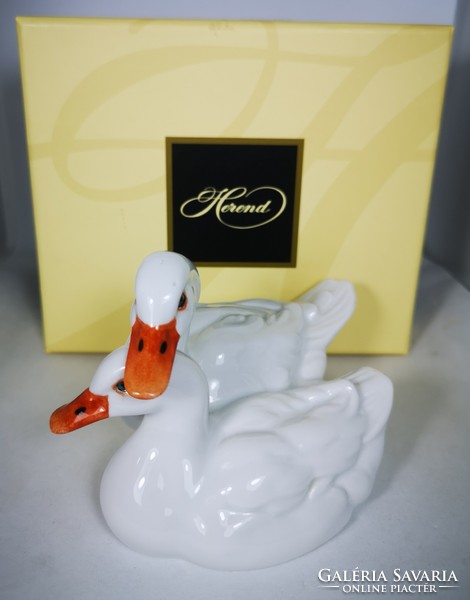 A pair of Herend porcelain swans with a gift box, in very nice condition!