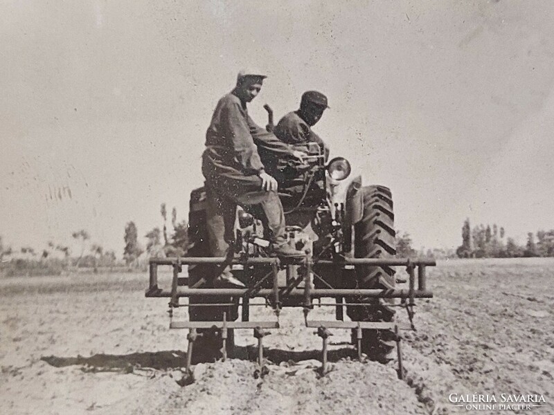 Régi fotó földművelés mezőgazdaság traktor fénykép