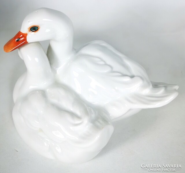 A pair of Herend porcelain swans with a gift box, in very nice condition!