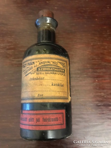 Régi gyógyszeres üvegpalack a benne lévő gyógyszerrel. XX. szd. első fele.14 cm magas 16 cm átmérőjű