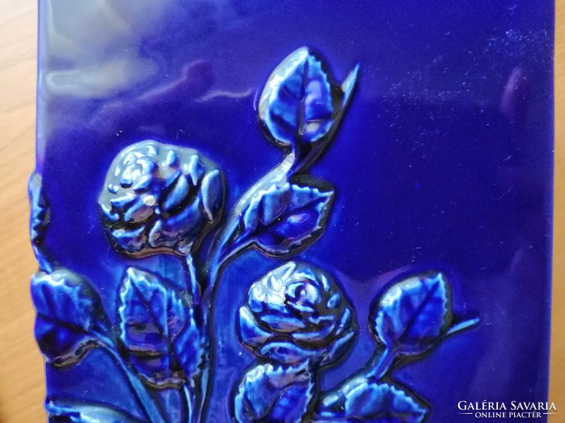 Kobaltkék hasábváza rózsacsokorral