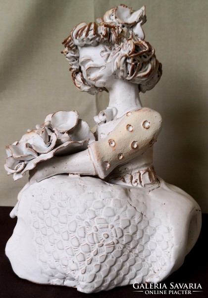 Dt/082 - éva kovács orsolya ceramicist - girl with a bouquet of flowers