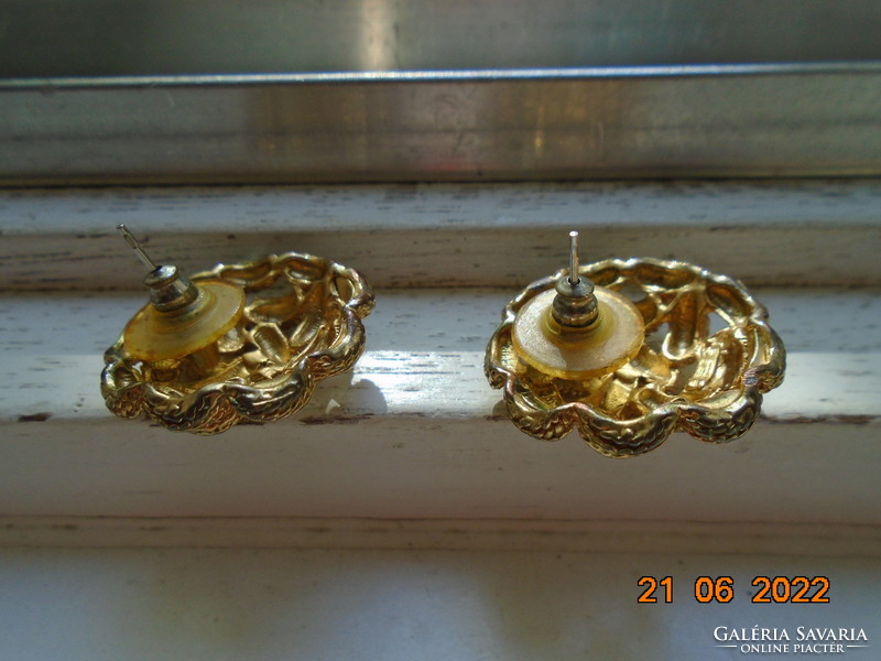 Antique gold-plated flower-shaped textured earrings with intertwined 