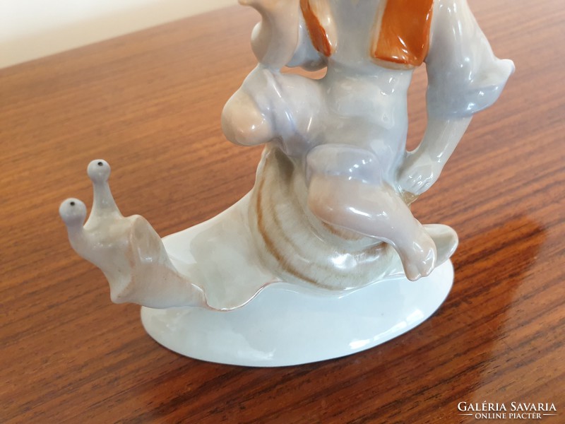 Régi Drasche porcelán figura éticsigán csigán ülő fiú