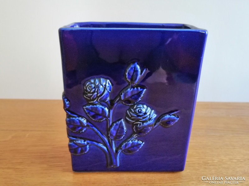 Cobalt blue pillar vase with rose bouquet