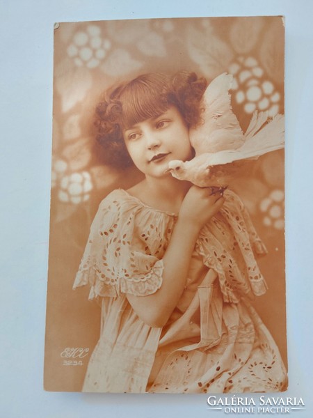 Régi képeslap 1927 fotó levelezőlap kislány galamb