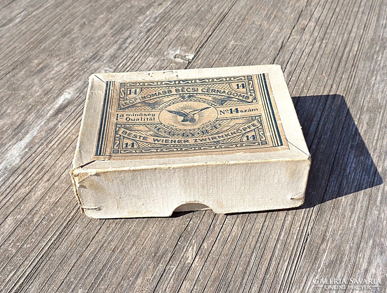 Cca. 1910 Legfinomabb bécsi cérnagomb doboz, több levél gombbal