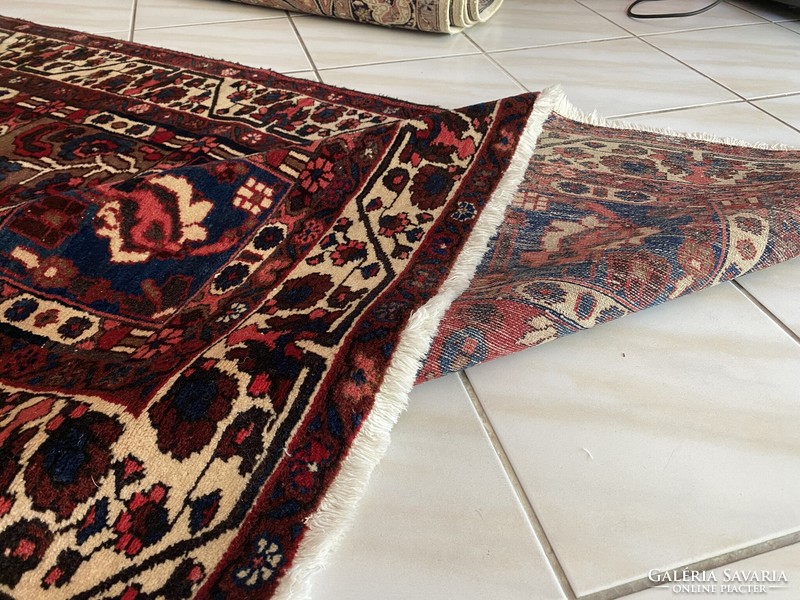 Hand-knotted bakhtiar Persian rug 140x200