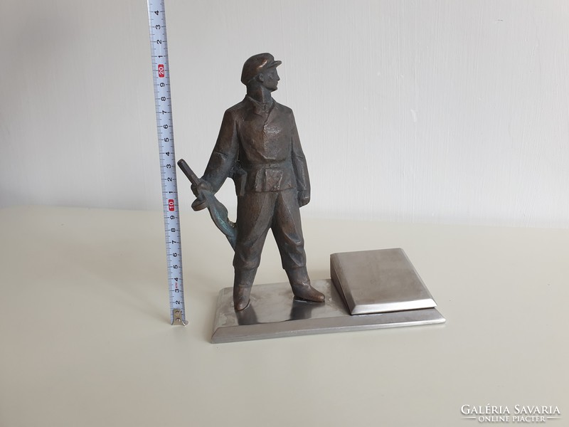 Old retro laborer relic memorial bronze statue laborer souvenir