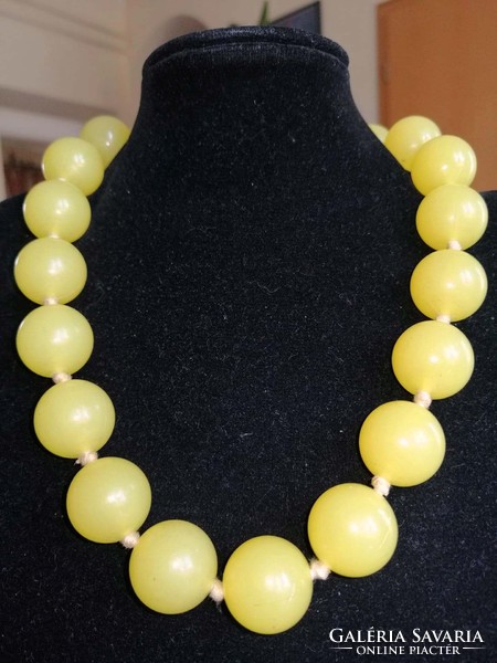 Retro vintage big-eyed yellow plastic necklace with knotted eyes