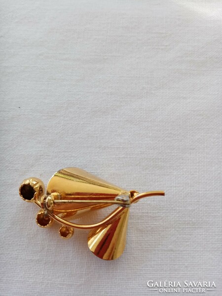 Pretty flower brooch pin