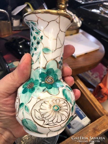 Zsolnay porcelán váza, 14-cm magas, hibátlan darab. 1948-ból, szignált