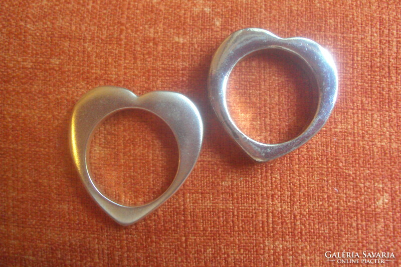 A special pair of heart-shaped, silver-plated bisque fashion rings.