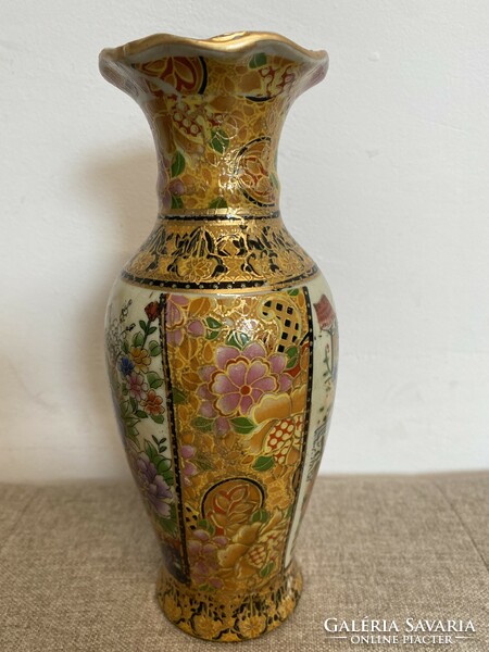 Beautiful Chinese vase with wavy edges 16