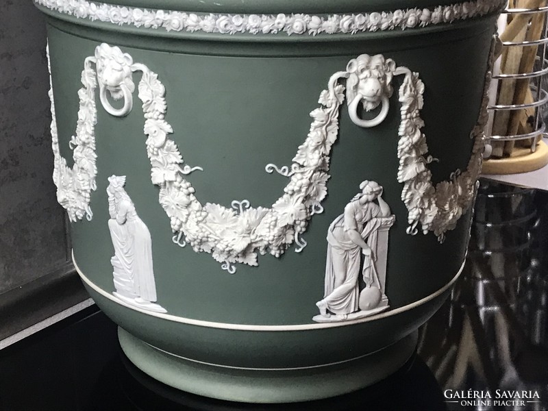 Antique Wedgwood porcelain caspo in huge size, 24 cm high