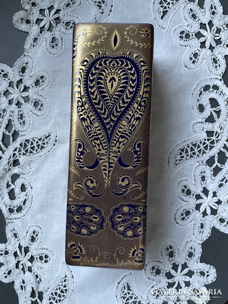 A lavish, gold-decorated Hutschenreuther vase