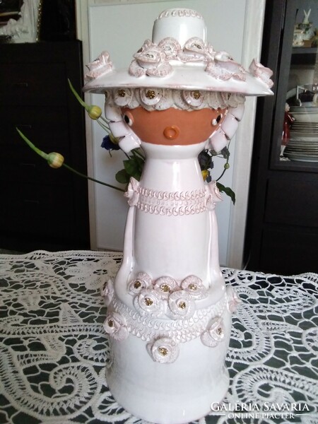 Kerámia hölgy virágcsokorral, levehető virágos kalappal Kiss Roóz stílusában.