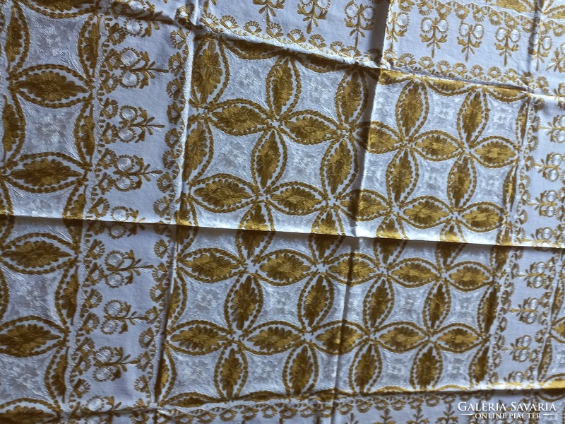 Damask tablecloth woven with gold