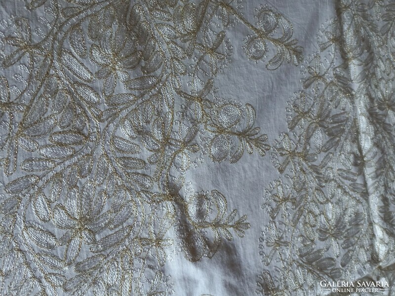 A wonderful tablecloth embroidered with damask