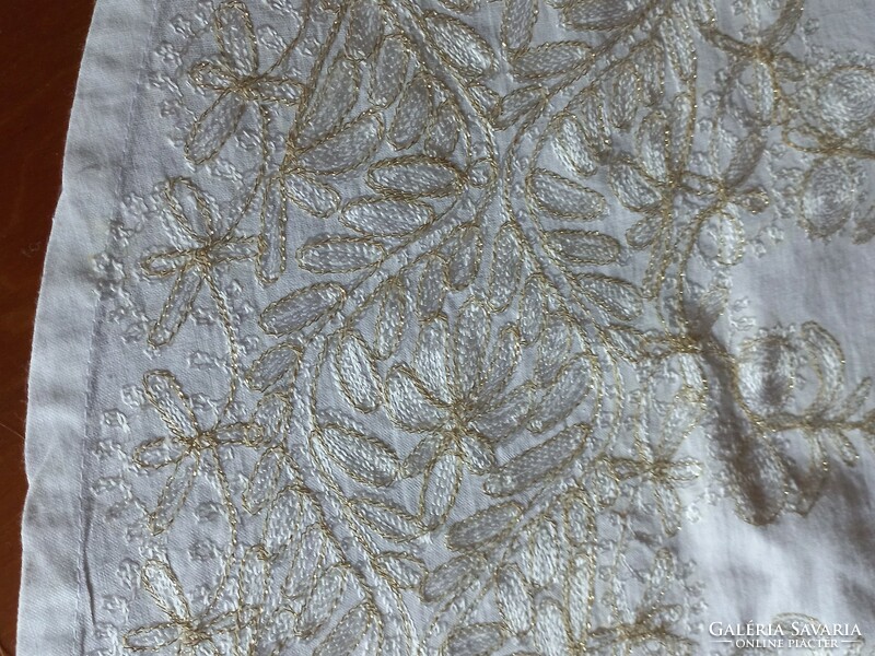 A wonderful tablecloth embroidered with damask