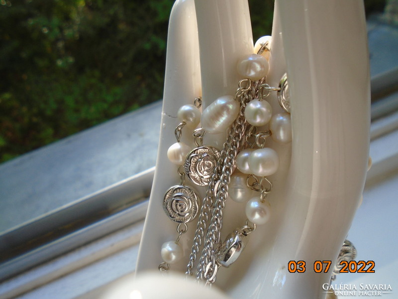 Long necklace made of freshwater pearls and pearls with a silver rose pattern