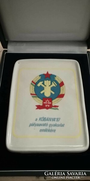 Porcelain plaque commemorating Kőbánya's 87 track opening exercises