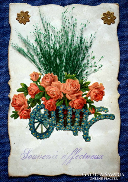 Antik dombornyomott képpel és valódi préselt virággal készült képeslap rózsa nefelejcs talicska