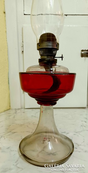 Antik hutaüveg petróleum lámpa.