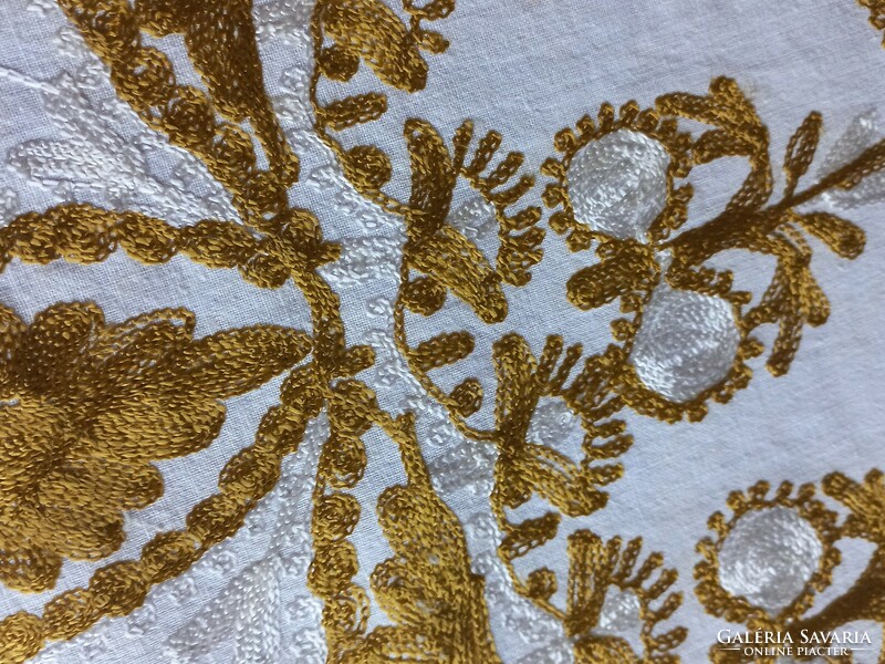 Damask tablecloth woven with gold