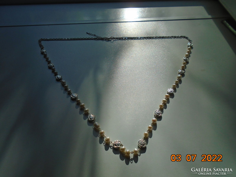 Long necklace made of freshwater pearls and pearls with a silver rose pattern