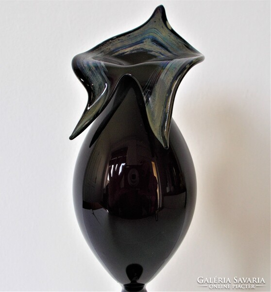 Erwin Eisch művészi, rózsabimbó alakú, kecses, egyszálas művészi üvegváza szecessziós stílusban