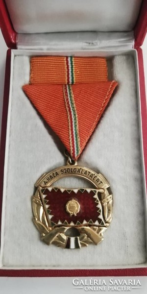 Magyar Népköztársaság A Haza Szolgálatáért Érdemérem arany, ezüst, bronz fokozata eredeti szalagon