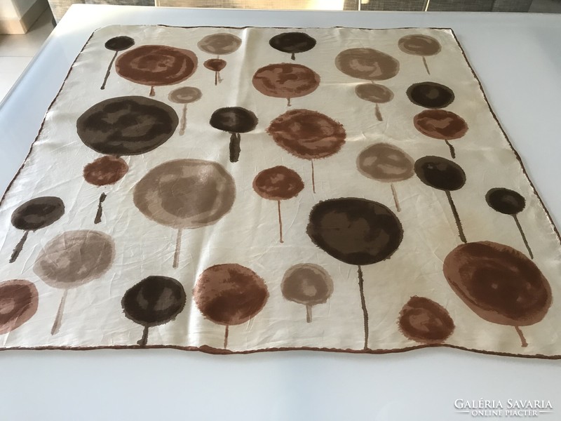 Kézzel festett selyemkendő stilizált erdő mintával, 65 x 67 cm