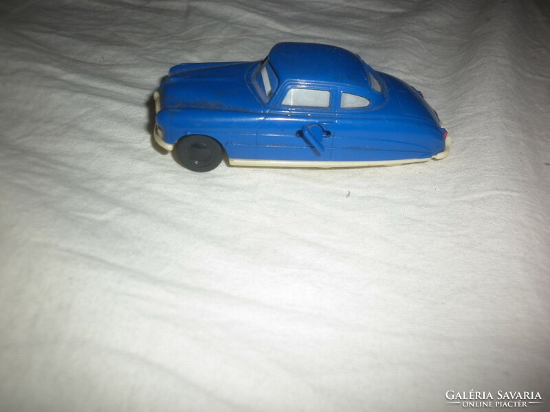 Wind-up small plastic toy car