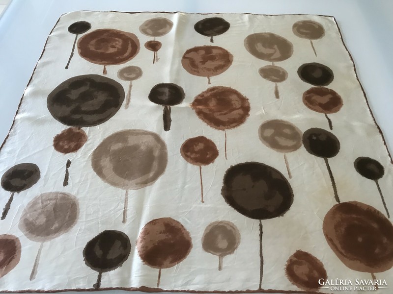 Kézzel festett selyemkendő stilizált erdő mintával, 65 x 67 cm