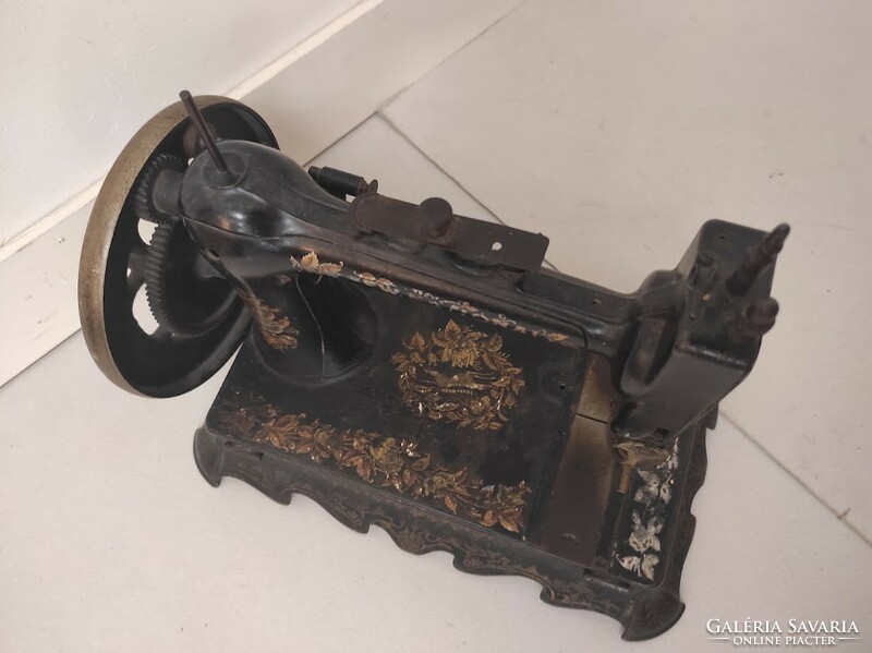 Antique sewing machine collector's item sewing machine 642 5560