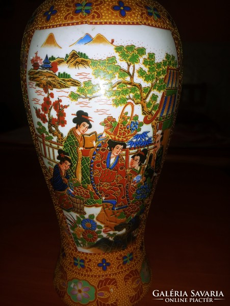 An oriental urn vase!