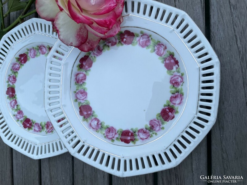 Áttört szélű rózsa girlados kis tányérok párban