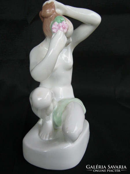 Aquincumi porcelán hajába virágot tűző női akt
