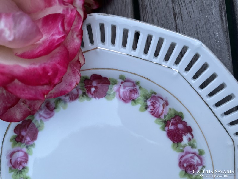 Áttört szélű rózsa girlados kis tányérok párban