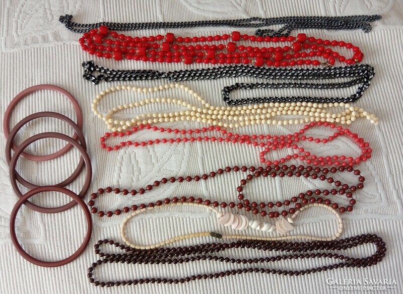 Bizsu ékszerek 17 gyöngy nyaklánc (8 db) nyakék (2) colliers, karkötő karperec (4) kitűző bross(3)