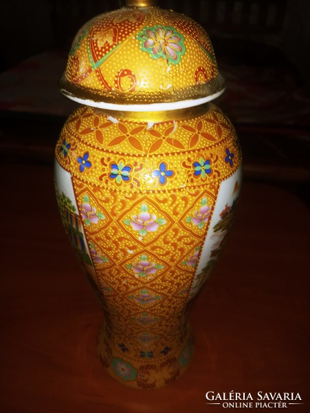 An oriental urn vase!