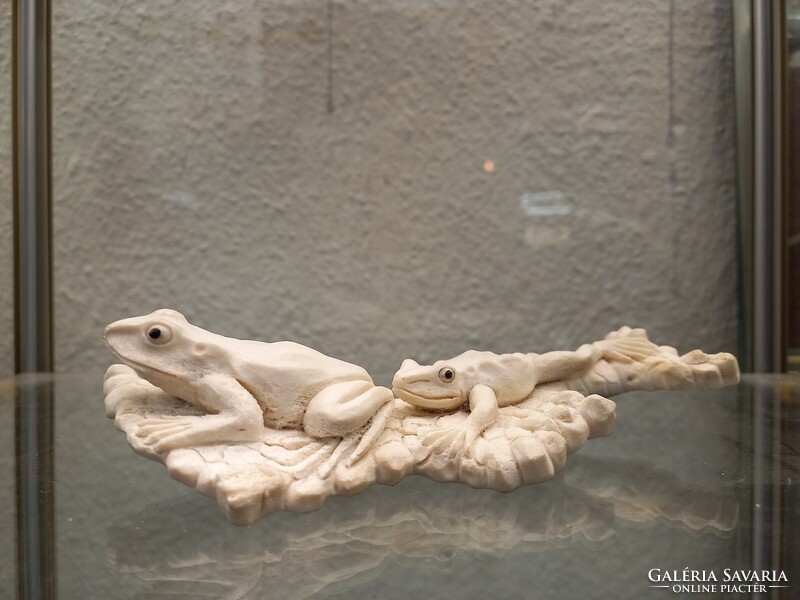 Indonesian carving frogs