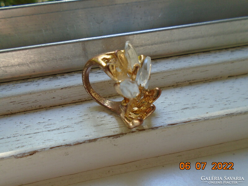 Szecessziós virág formával aranyozott gyűrű csiszolt szirommal