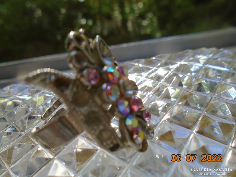 Silver-plated ring with flower shapes and iridescent polished stones