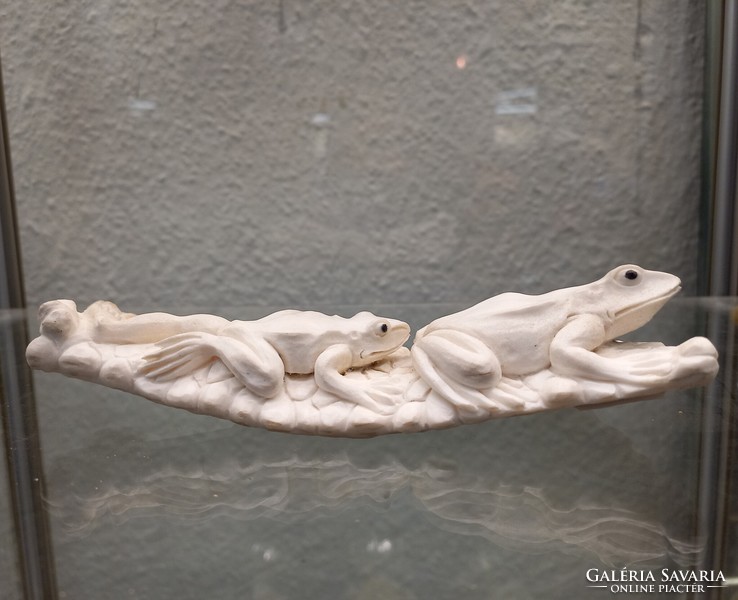 Indonesian carving frogs