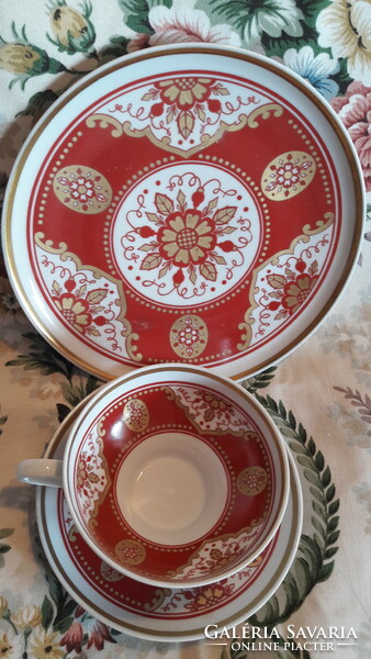 Piros teás csésze tányérral, porcelán reggeliző szett (L2454)