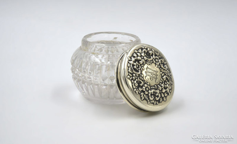 Ezüstfedeles szecessziós bonbonier, kisméretű, csiszolt üvegtégely. (1900-1939)