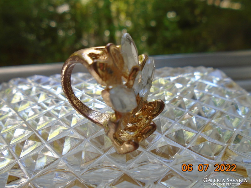 Szecessziós virág formával aranyozott gyűrű csiszolt szirommal
