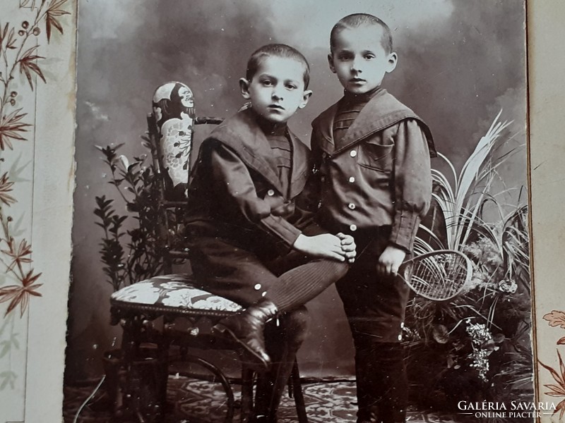 Régi gyerekfotó kisfiúk vintage teniszütő fénykép 1890 körül